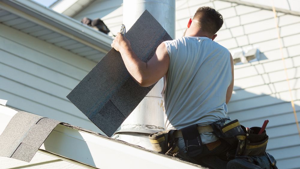 Drobne uszkodzenia można wypełnić plastycznym uszczelniaczem bitumicznym, a na większe  nałożyć łatę z kawałka papy