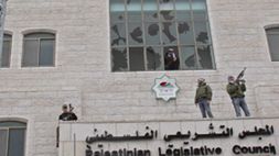 Bojownicy na dachu parlamentu