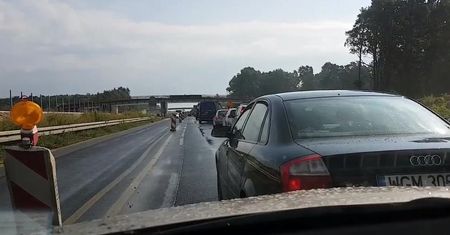 Audi blokuje lewy pas. Za kierownicą szeryf w spódnicy