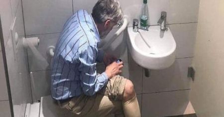 Wpadka w toalecie. Arcymistrz szachowy przyłapany na gorącym uczynku