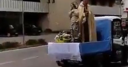 Koronawirus. Msze odwołane. Włoski ksiądz znalazł inny sposób