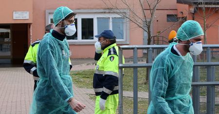 Koronawirus we Włoszech. Piąta ofiara śmiertelna. Pustoszeją półki w sklepach