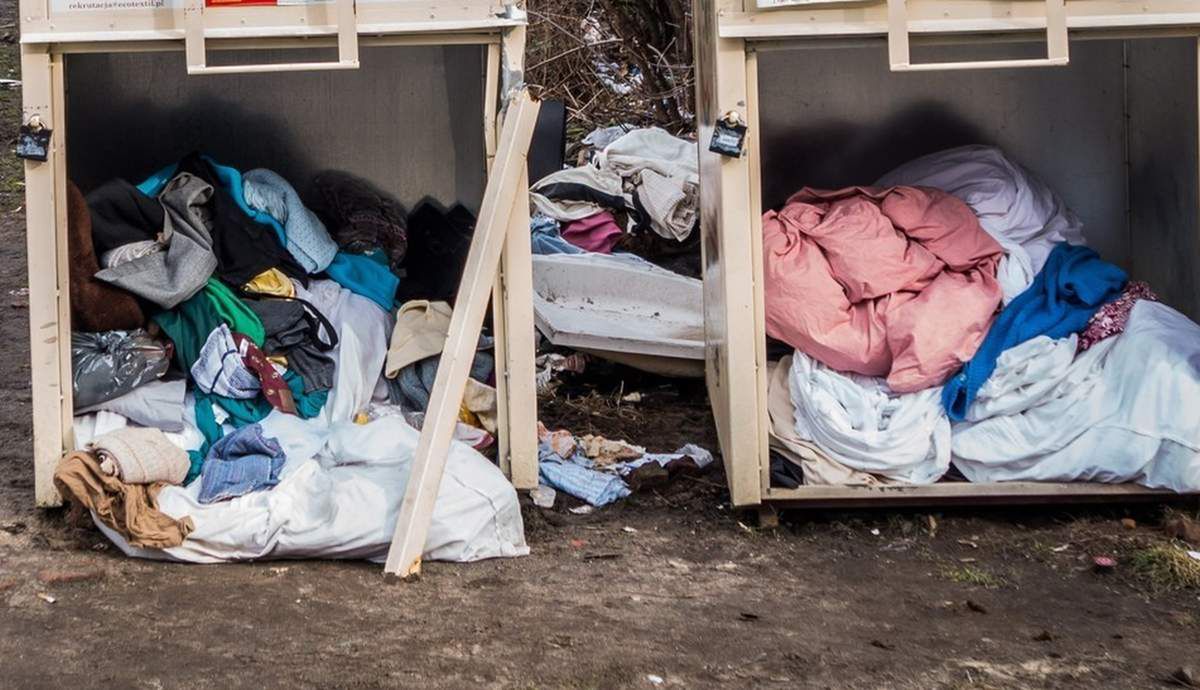 Stare ciuchy straszą. Nielegalne kontenery na odzież używaną problemem we Wrocławiu