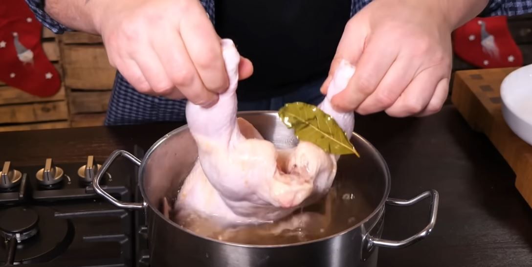 Marynowanie kurczaka pieczonego - Pyszności; Foto: kadr z materiału na kanale YouTube Tomasz Strzelczyk ODDASZFARTUCHA