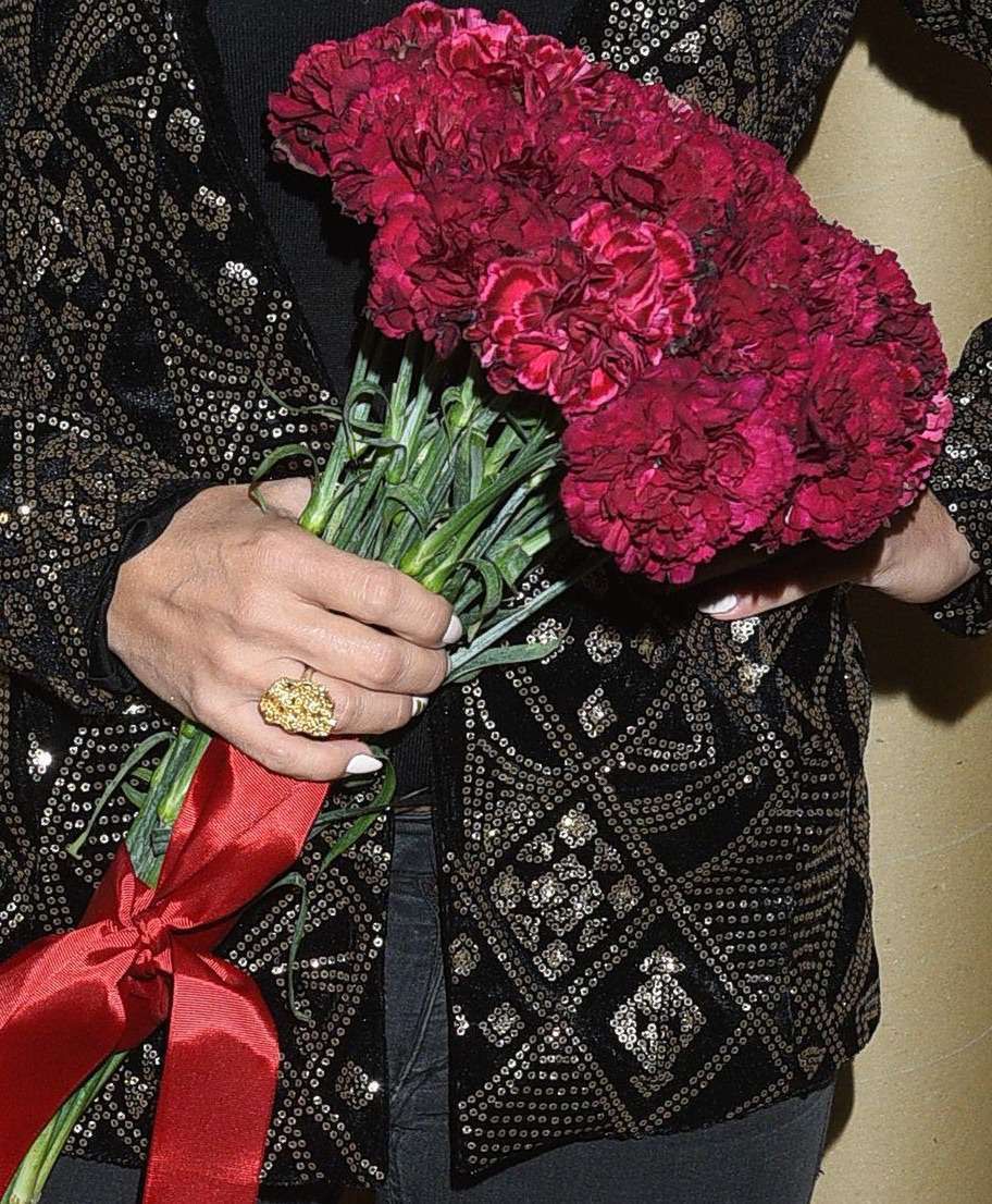 Anna Mucha z kwiatami