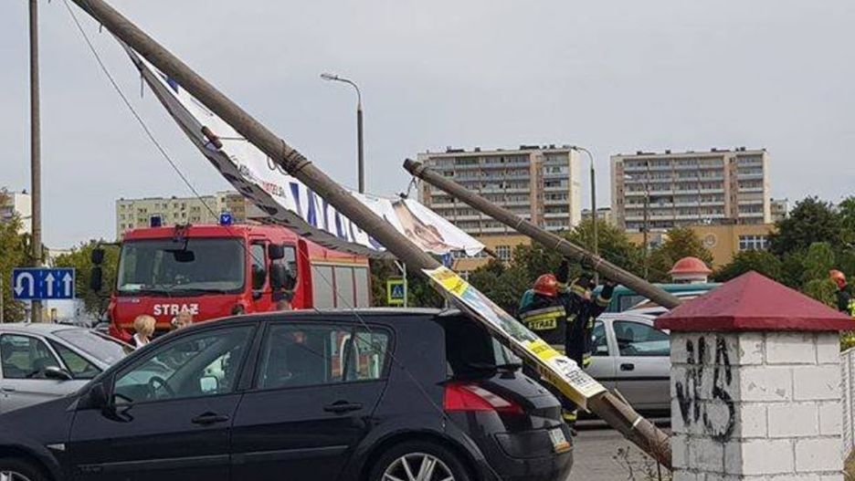 Słupy podtrzymujące plakat spadły na zaparkowane samochody