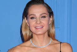 Socha w samych majtkach i bluzie. "Łapię słońce"