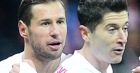 Grzegorz Krychowiak uderzył Roberta Lewandowskiego po przegranym meczu? Piłkarz oficjalnie komentuje