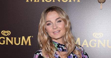 Małgorzata Socha w kwiecistej stylizacji. Podkreśliła ciążowy brzuszek