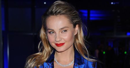 Małgorzata Socha z synem. Bawią się na podłodze w pięknym salonie