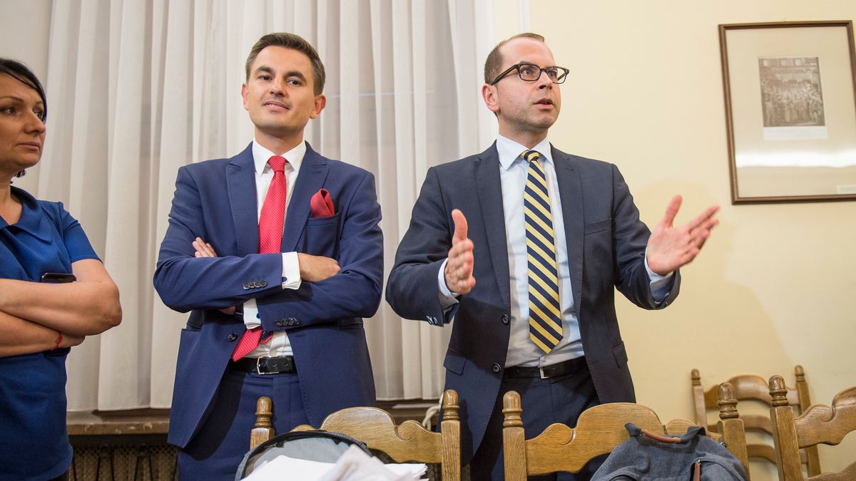 Posłowie PO Arkadiusz Myrcha i Michał Szczerba ocenili zakaz handlu w niedziele po roku obowiązywania