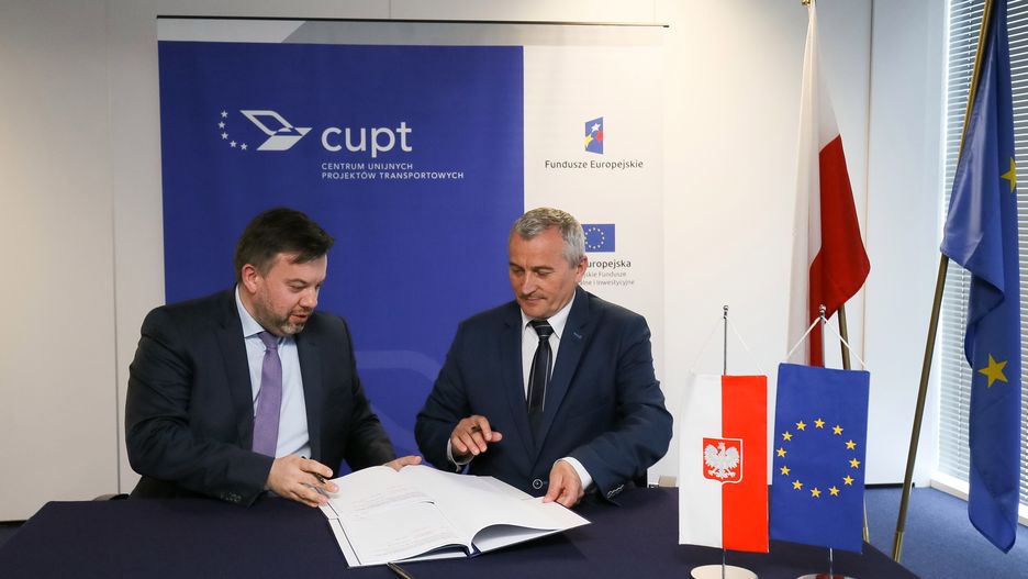 Dyrektor Centrum Unijnych Projektów Transportowych (CUPT) Przemysław Gorgol i wiceprezydent miasta Bielsko-Biała Lubomir Zawierucha