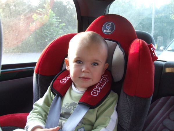 Dziecko w foteliku samochodowym 