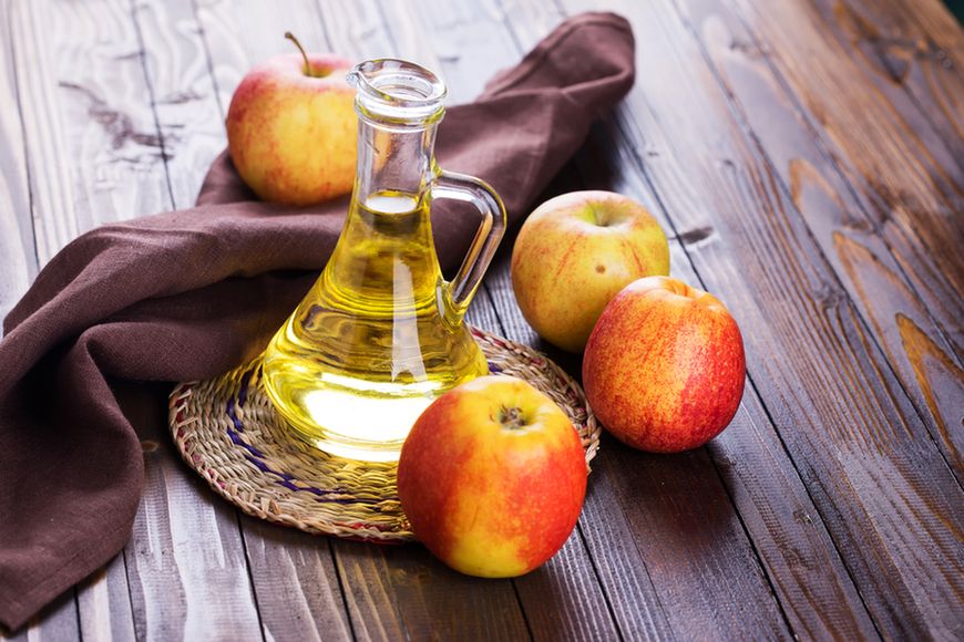 Ocet jabłkowy to doskonałe remedium na dolegliwości bólowe brzucha.