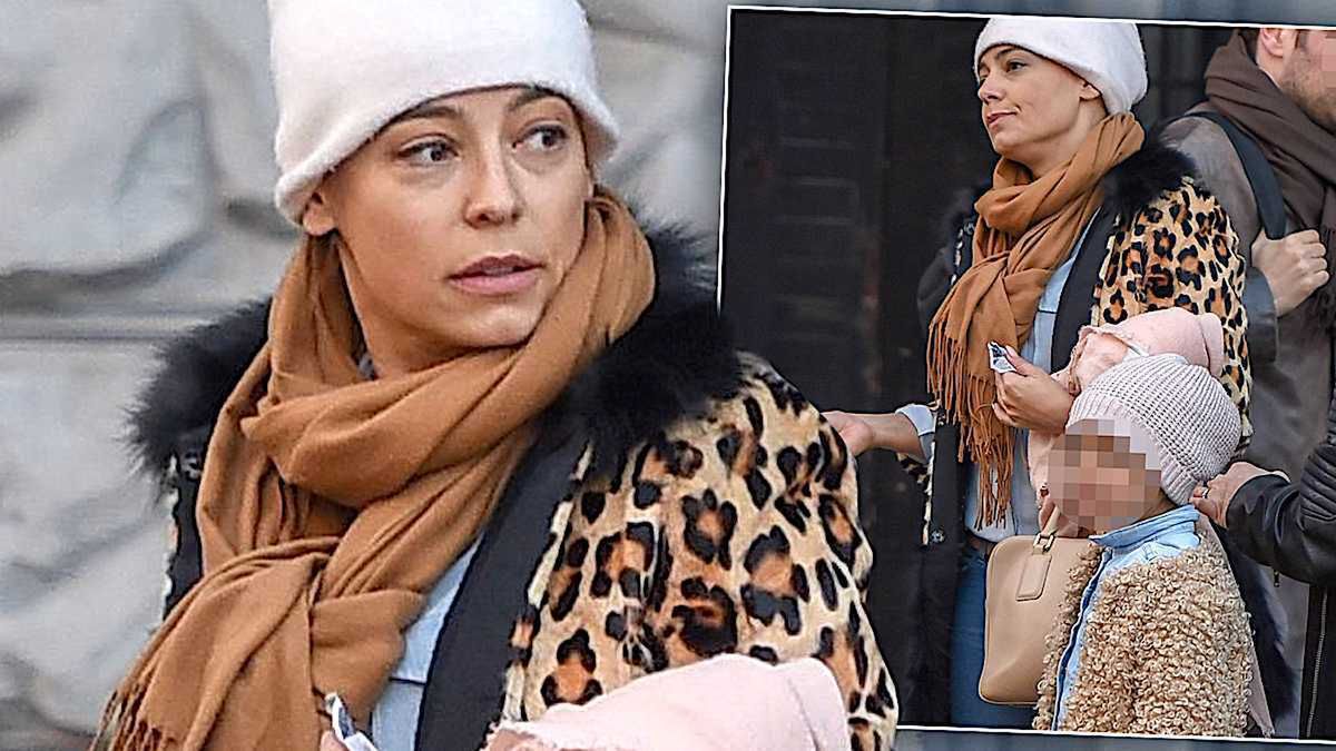 Anna Mucha na spacerze z dziećmi