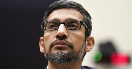 Sundar Pichai dziś trzęsie technologicznym gigantem. Jeszcze niedawno nie było go stać na plecak