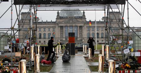 Aktywiści wystawili urnę z prochami ofiar Holocaustu przed gmach rządu. Przepraszają