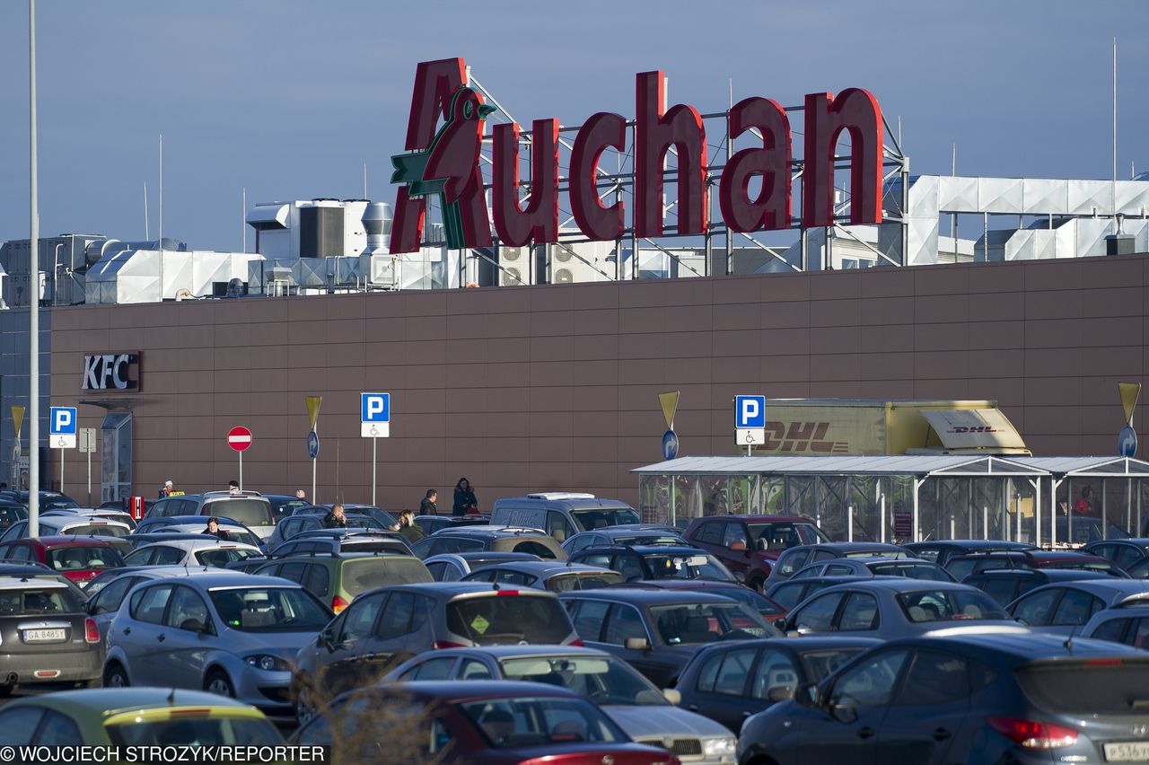 Ochroniarz szarpał i wyzywał dzieci w Auchan. Potem zamknął się z nimi w pomieszczeniu zatrzymań