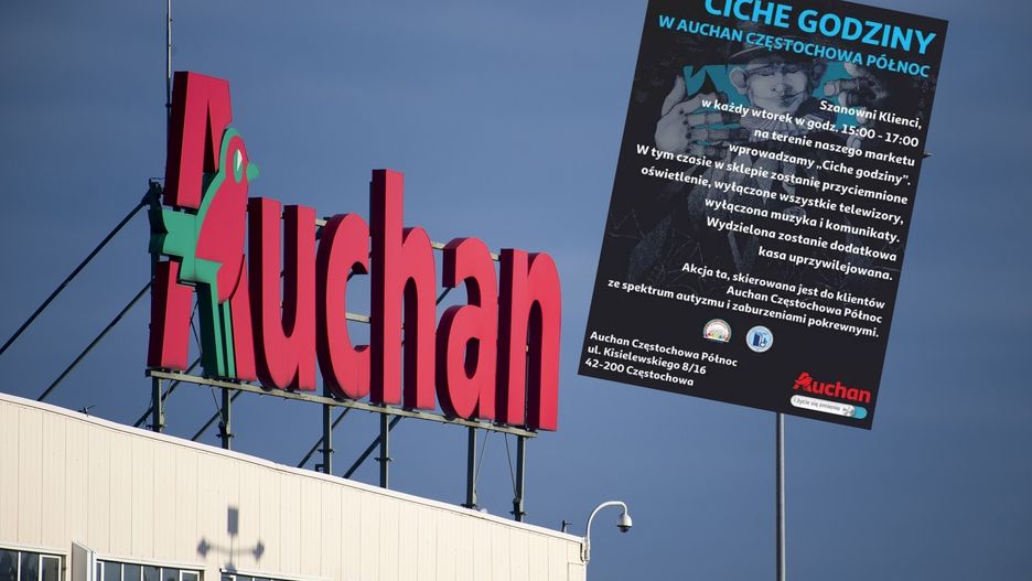 Plakat informujący o "cichych godzinach"