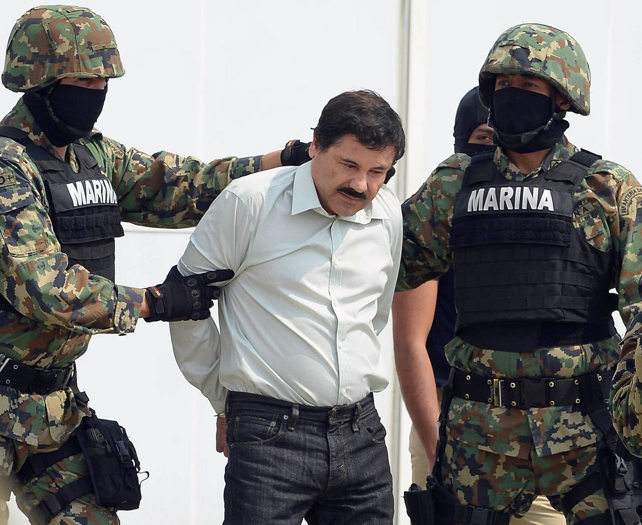 Joaquin "El Chapo" Guzman eskortowany przez żołnierzy meksykańskiej marynarki wojennej w 2014 roku. 