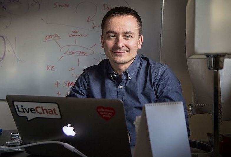 Mariusz Ciepły jest jednym z założycieli i głównych akcjonariuszy spółki LiveChat Software.