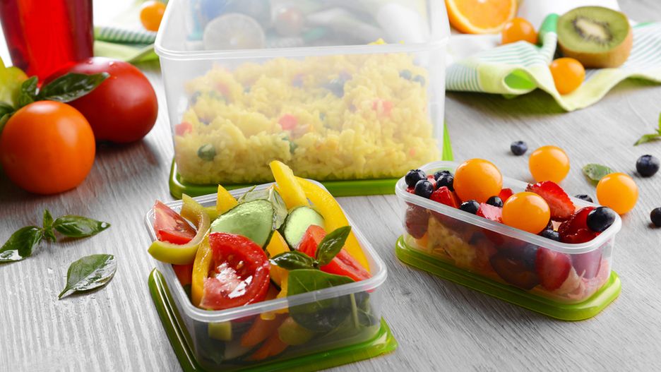 Lunchbox powinien zawierać produkty, które dostarczą nam energii na najbliższe godziny pracy czy nauki.