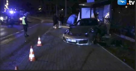 Porsche wjechało w przystanek w Gdańsku. Kierowca zgłosił się na policję