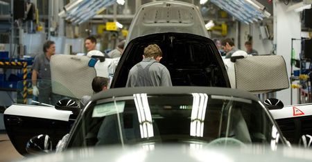 Porsche zatrudni tysiąc osób