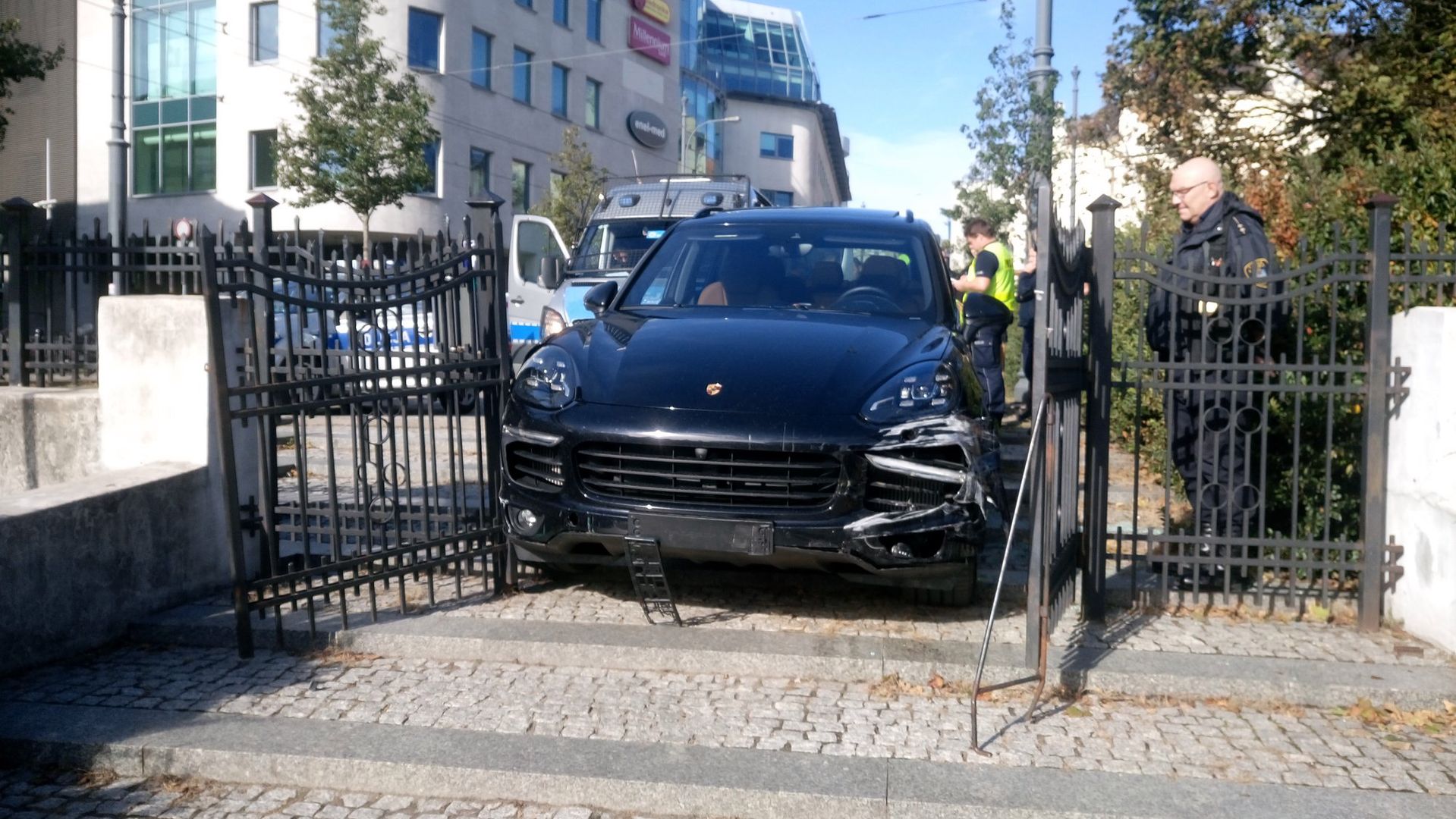 Porsche nie zmieściło się w bramę prowadzącą do parku przy ul. Podgórnej
