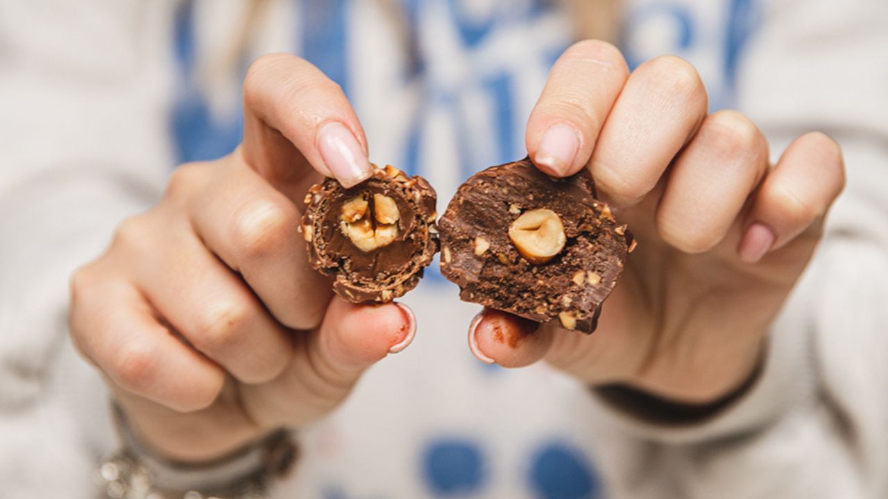 Przepis na Fererro Rocher. Kultowe pralinki przygotujesz w swoim domu