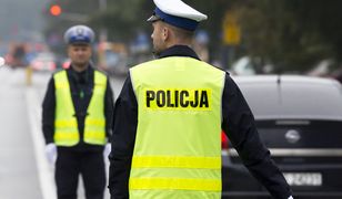 Co pokazuje policjant kierujący ruchem?