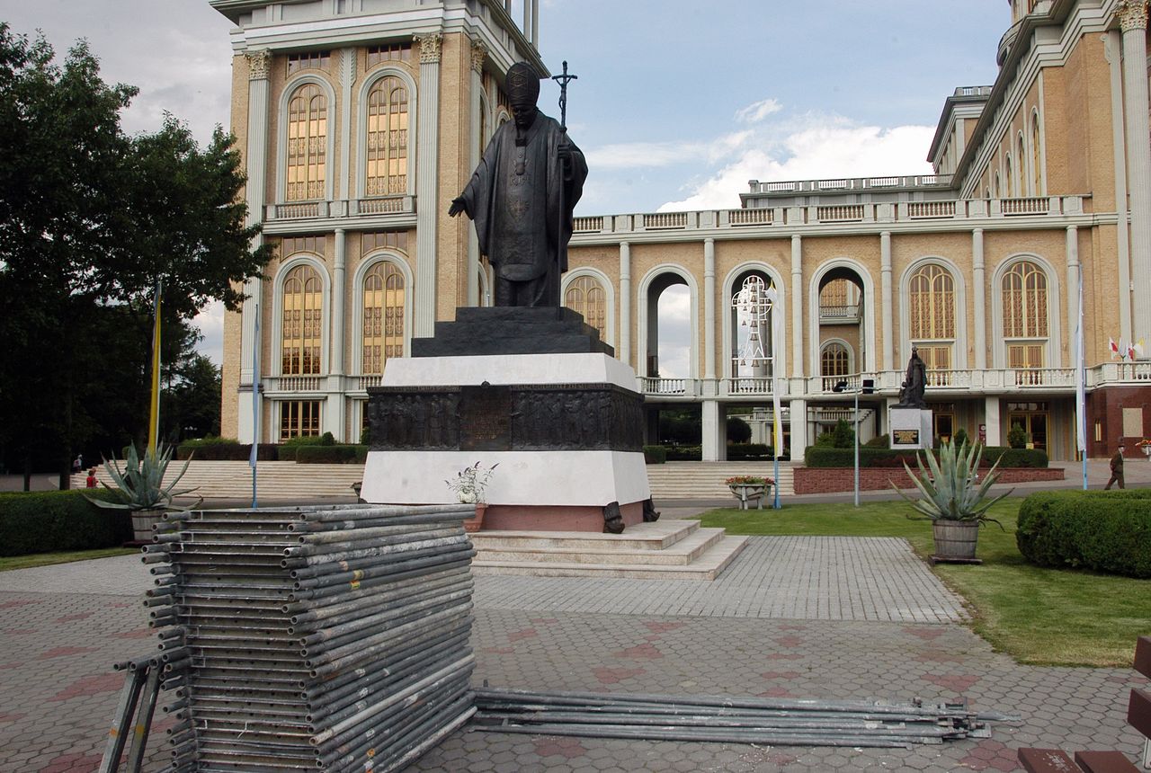 Licheń. Przed bazylikę wrócił pomnik papieża. Bez kustosza