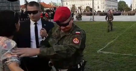 Spoliczkowała demonstrującą kobietę. Podała się do dymisji, ale tylko z jednego stanowiska