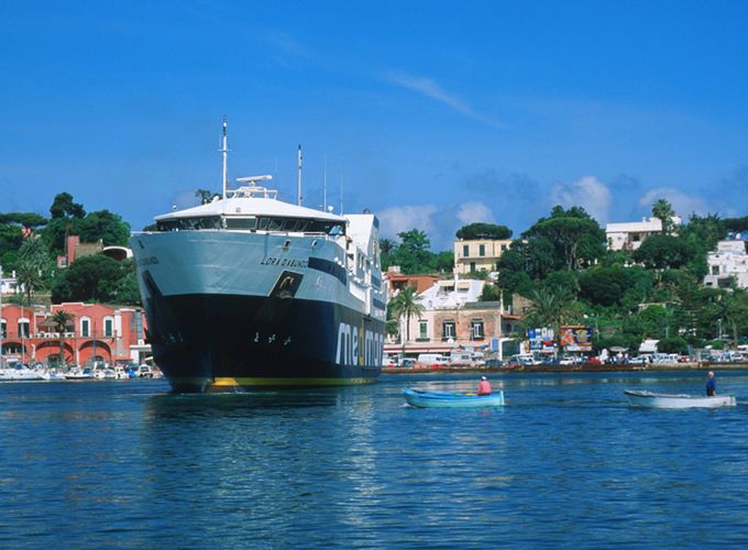 Pasażerski prom na wyspie Ischia. Zdjęcie ilustracyjne