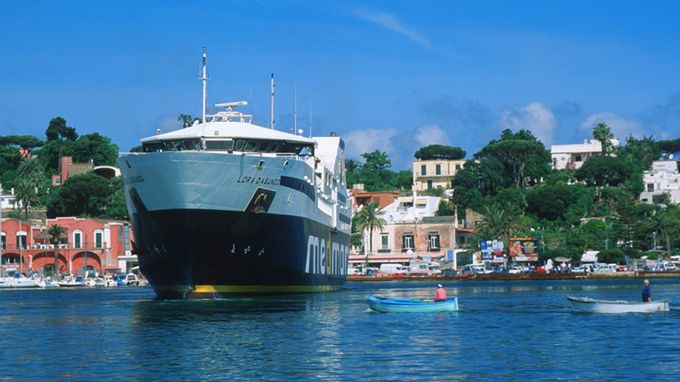 Pasażerski prom na wyspie Ischia. Zdjęcie ilustracyjne