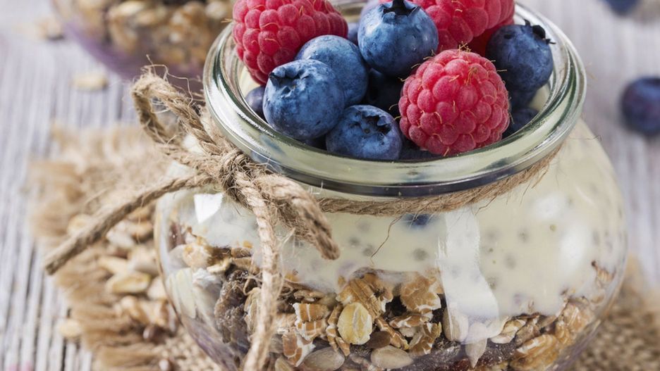 Pudding chia z owocami i karmelizowanymi płatkami owsianymi