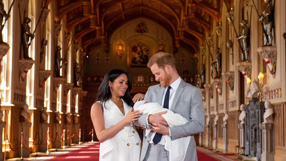 Archie Mountbatten-Windsor przyszedł na świat 6 maja 2019 r. Tu podczas pierwszej sesji z rodzicami