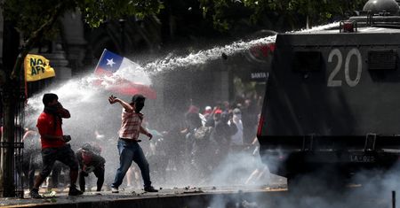 Potężne protesty w Chile. Polak: "Doszło do eksplozji gniewu"