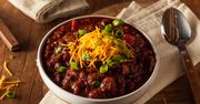 Chilli z papryką i fasolą. Smaczne i rozgrzewające danie