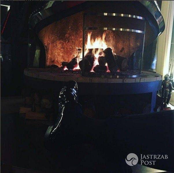 Agnieszka Szulim odpoczywa przy kominku