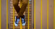 Joggery, chinosy czy tradycyjne jeansy – jakie spodnie wybrać na co dzień?