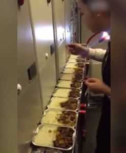 Obrzydliwe. Stewardesa przyłapana na wyjadaniu posiłków pasażerów