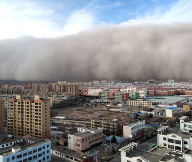 100-metrowa "apokaliptyczna ściana" nadciągnęła nad Gansu. Zobacz nagranie