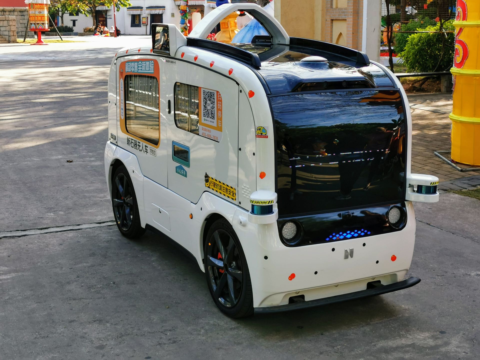 Roboty monitorujące bezpieczeństwo i sprzedające napoje to normalny widok w Parku Chińskiej Wsi w Shenzhen 