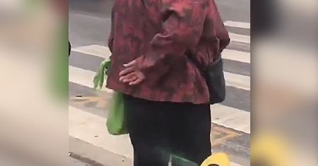 Jest (mokry) bat na przechodzących na czerwonym
