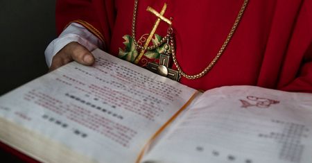 Palą Biblie, burzą kościoły. "Sytuacja chińskich chrześcijan coraz tragiczniejsza"