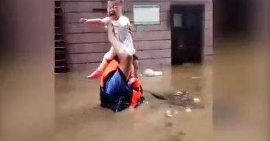 Powódź w południowych Chinach: dziesiątki zabitych. Wstrząsające wideo