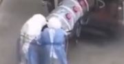 Przejmujące wideo z Chin. Ofiara koronawirusa w szczelnie zamkniętej tubie