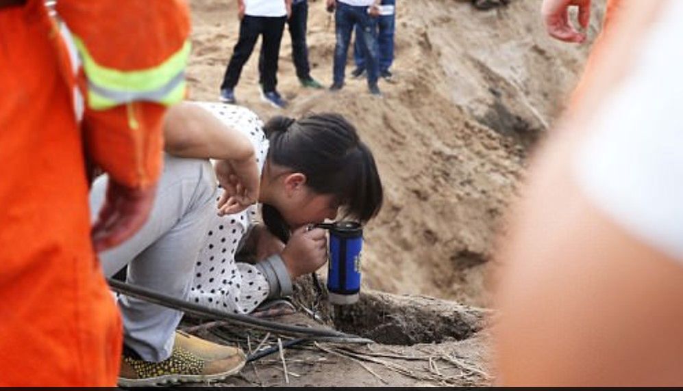 Chiny. Dziecko wpadło do dziury w ziemi. Odkopywało go kilkanaście koparek