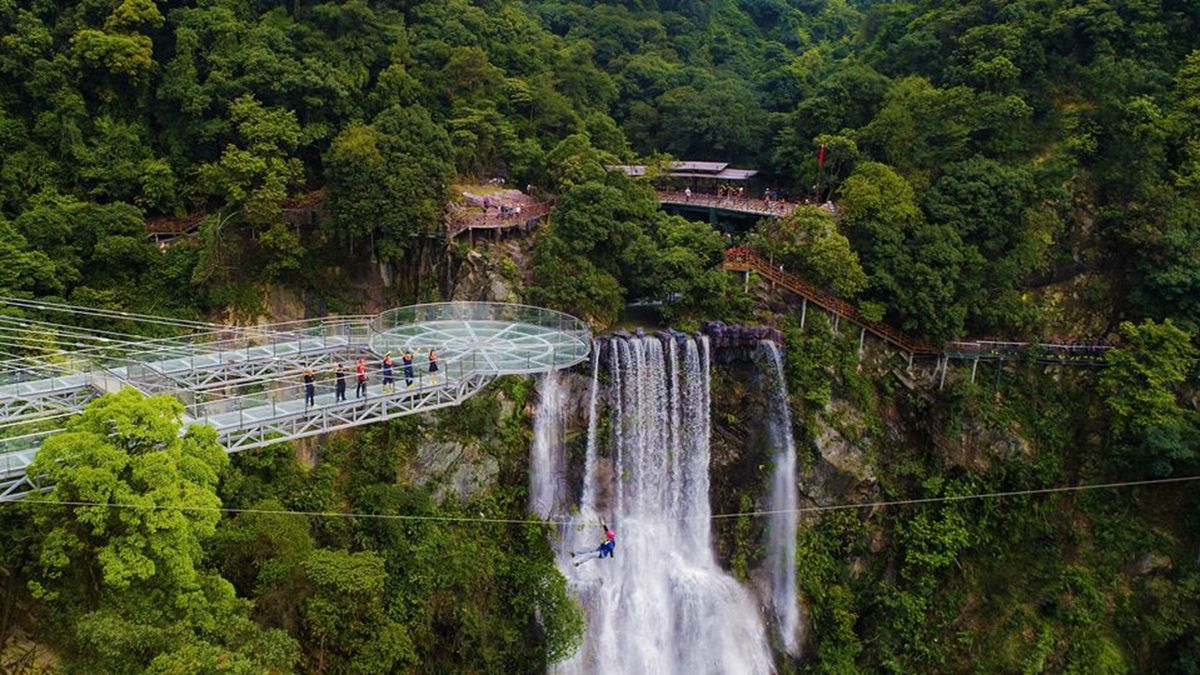 Widok na most Yun Tian Bo Ba nad doliną Gulongxia w Chinach